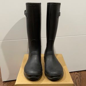 Black women’s rain boots size 8